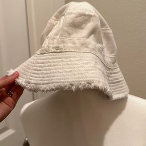 White reversible daisy bucket hat